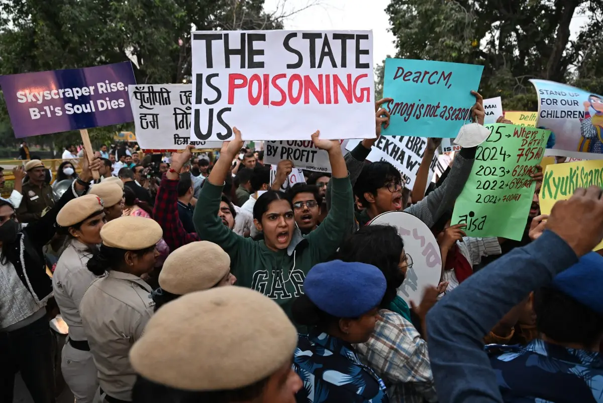 WATCH - Anti-pollution protesters detained at India Gate as Delhi's AQI remains 'very poor'