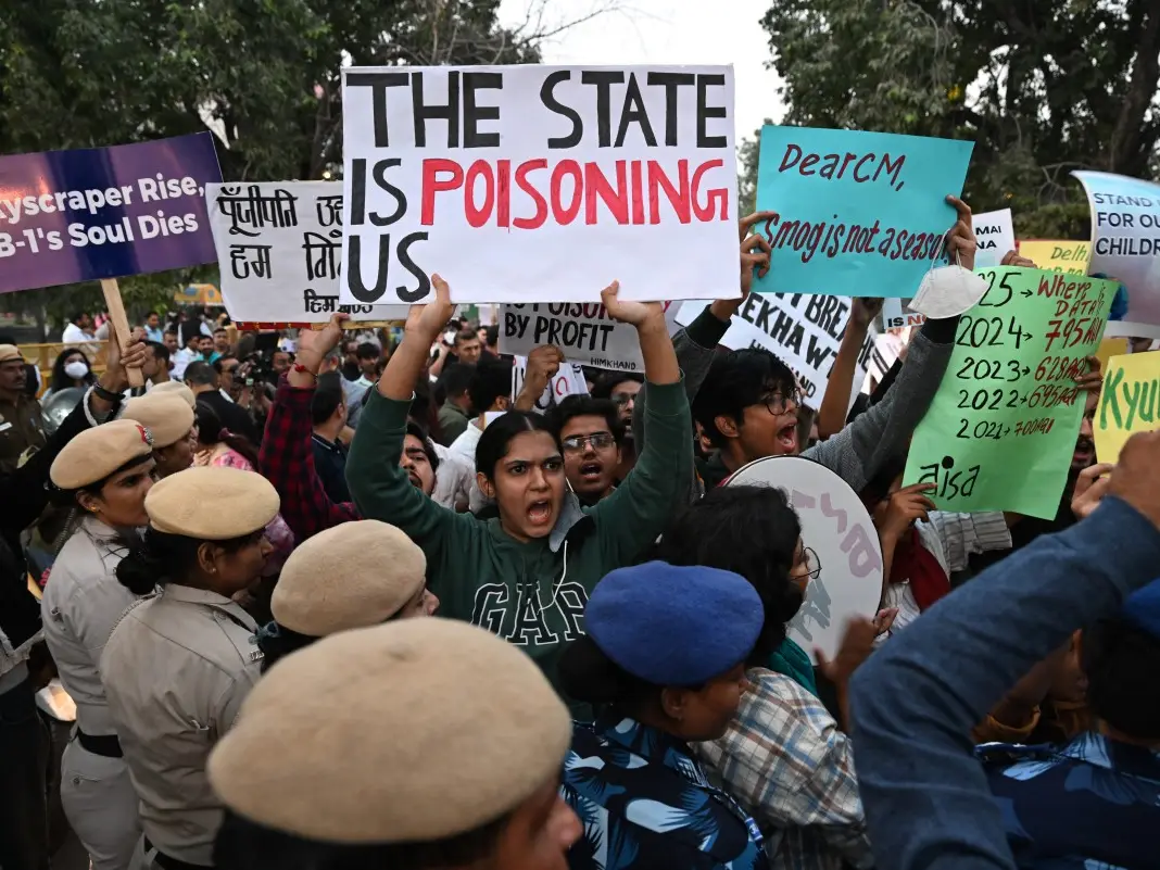 WATCH - Anti-pollution protesters detained at India Gate as Delhi's AQI remains 'very poor' WATCH - Anti-pollution protesters detained at India Gate as Delhi's AQI remains 'very poor'