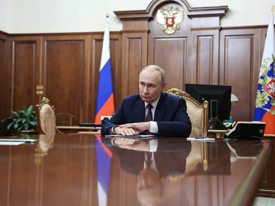 Is Vladimir Putin sick? His bloated hands with swollen veins spark rumours Is Vladimir Putin sick? His bloated hands with swollen veins spark rumours
