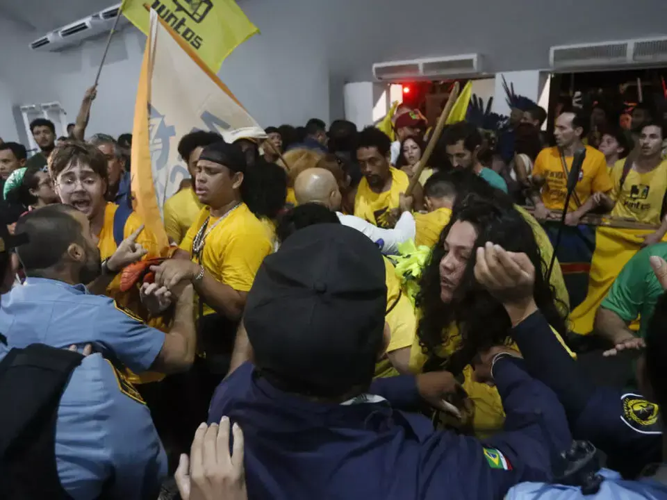 Indigenous protesters clash with security at COP30 summit in Brazil Indigenous protesters clash with security at COP30 summit in Brazil