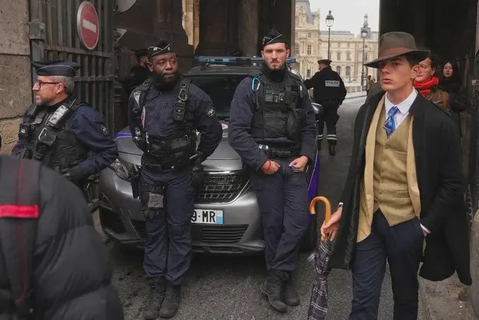 'Sherlock' looking detective was not investigating Louvre heist, here's why he was there