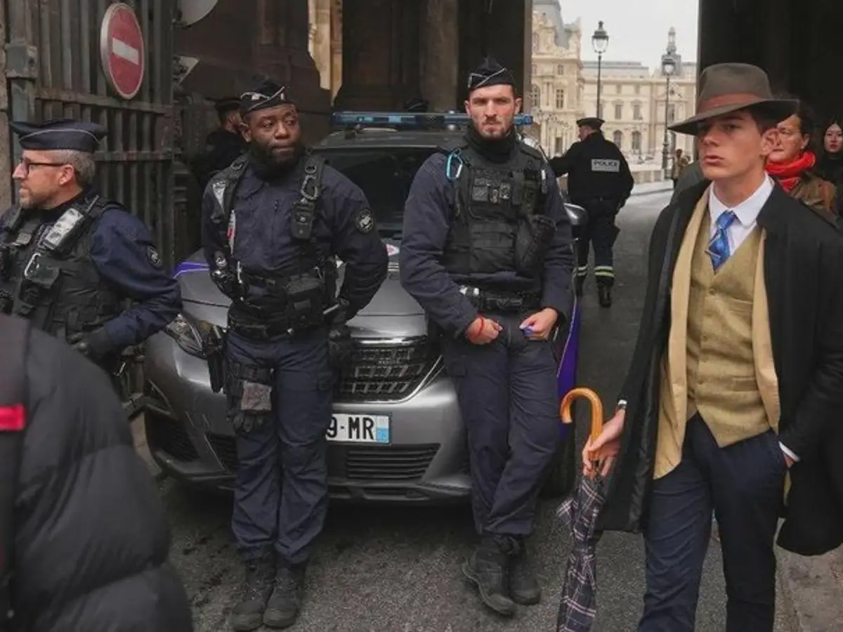 Man Mistaken for Detective in Louvre Heist Becomes Internet Sensation