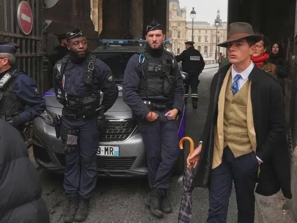 'Sherlock' looking detective was not investigating Louvre heist, here's why he was there 'Sherlock' looking detective was not investigating Louvre heist, here's why he was there
