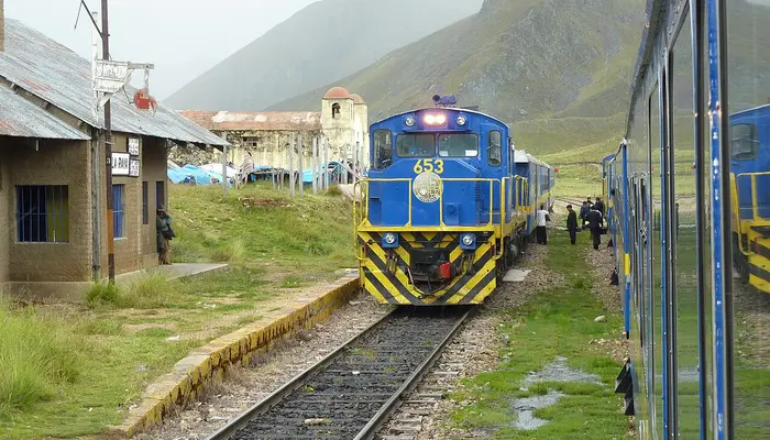 7 train stations located at extreme altitudes