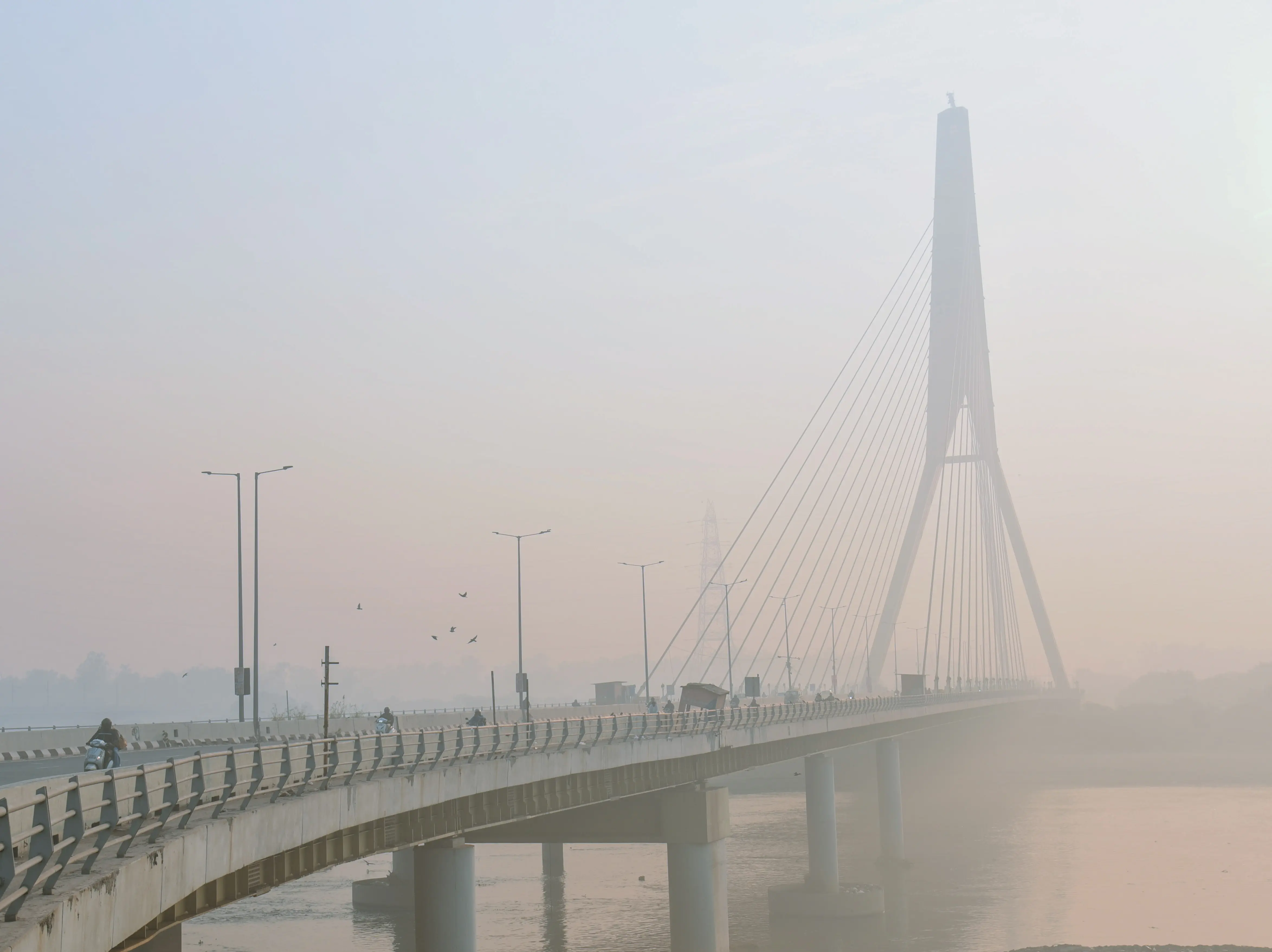 Toxic smog continues to blanket Delhi, AQI misses ‘severe’ mark by 1 point Toxic smog continues to blanket Delhi, AQI misses ‘severe’ mark by 1 point