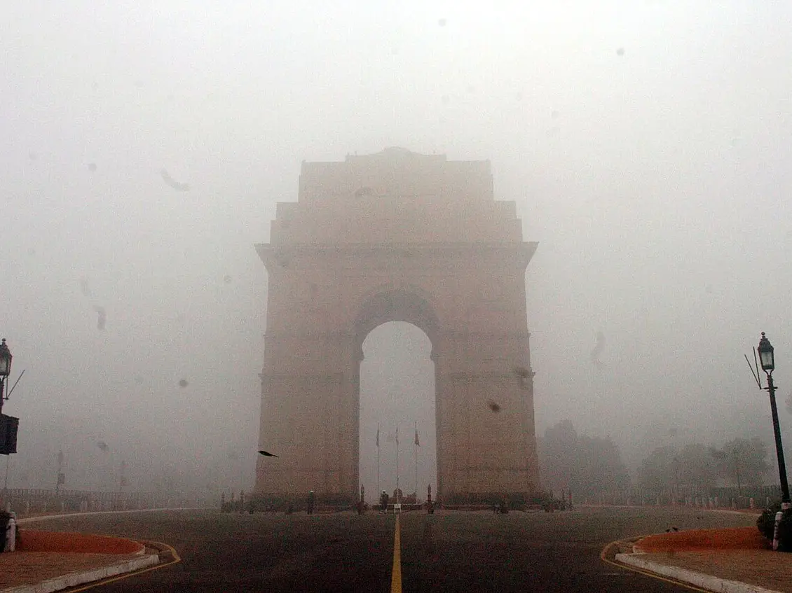 Winter menace: Delhi's air quality continues to be 'severe'; sparks health concerns Winter menace: Delhi's air quality continues to be 'severe'; sparks health concerns