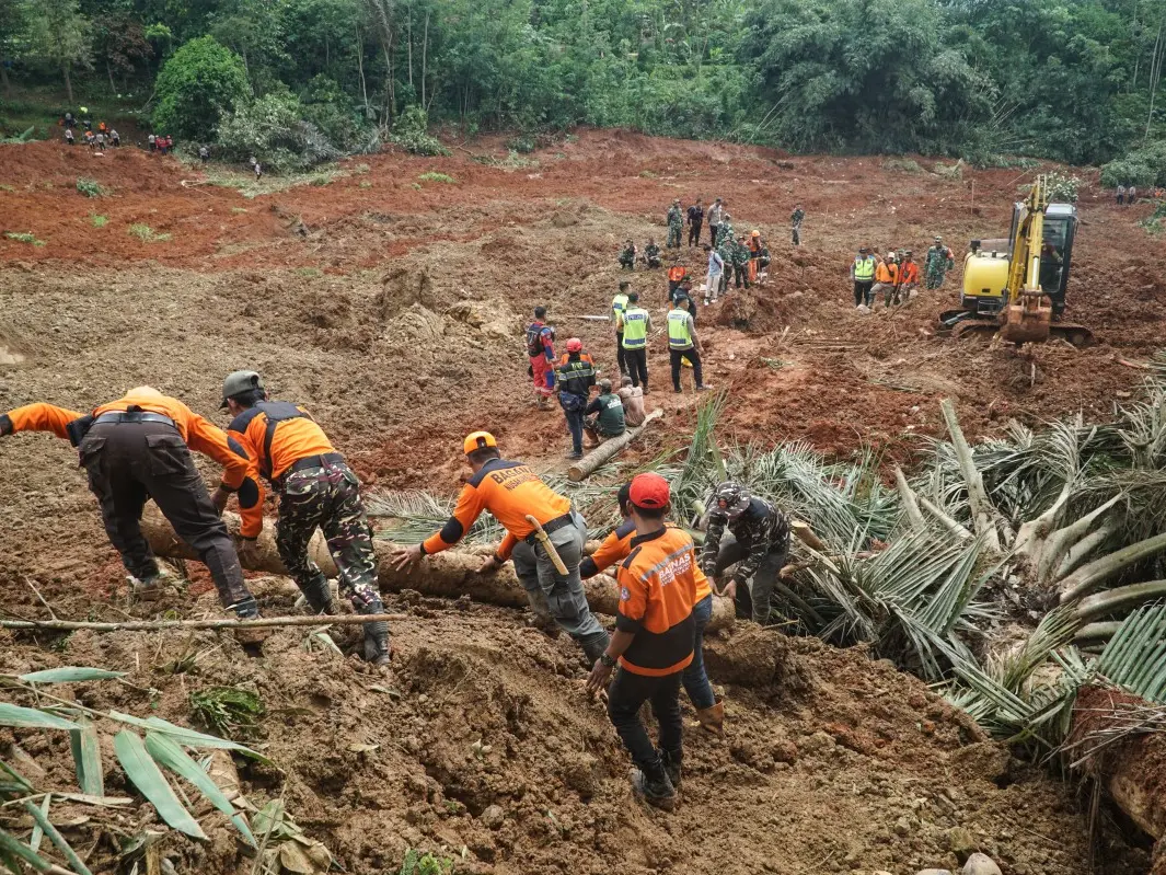 Indonesia landslide: 6 killed, 17 missing as operation on to rescue victims buried 8 meters deep Indonesia landslide: 6 killed, 17 missing as operation on to rescue victims buried 8 meters deep