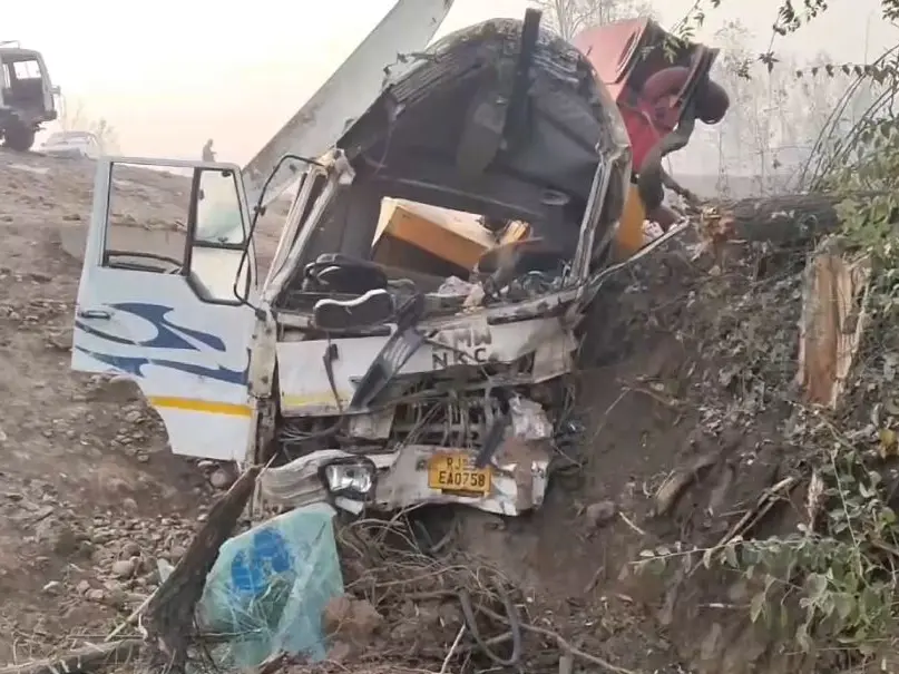 Four dead, seven injured as Tata Sumo collides with truck in J&K's Budgam; CM call for probe Four dead, seven injured as Tata Sumo collides with truck in J&K's Budgam; CM call for probe