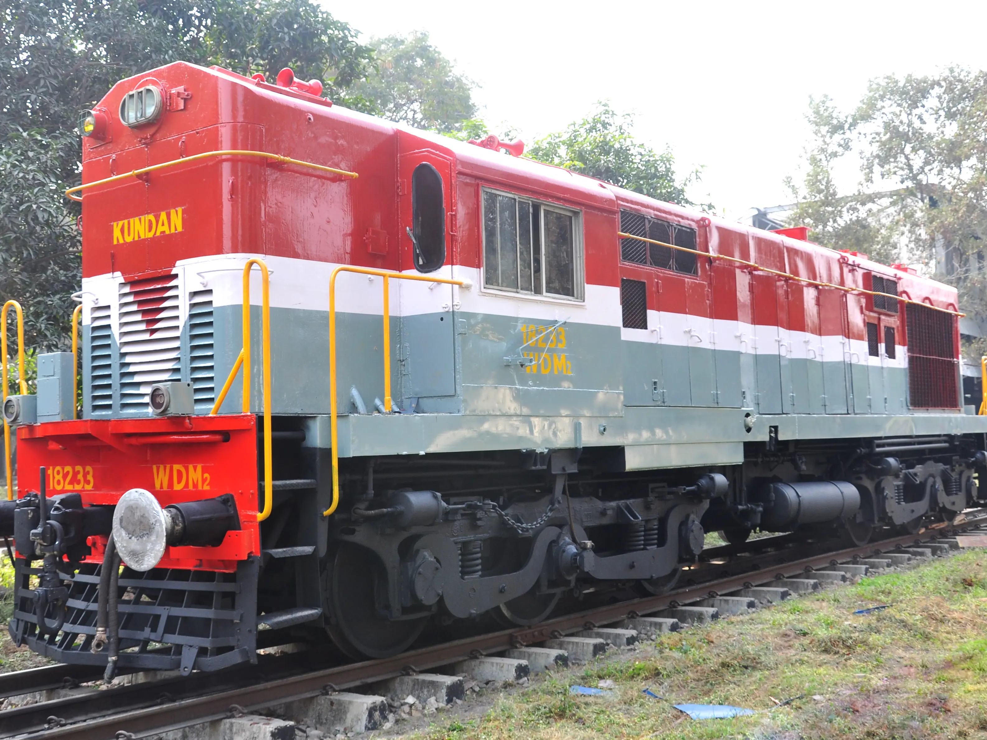 How does a 4,000 HP train engine work? Understanding thermodynamics of diesel locomotives