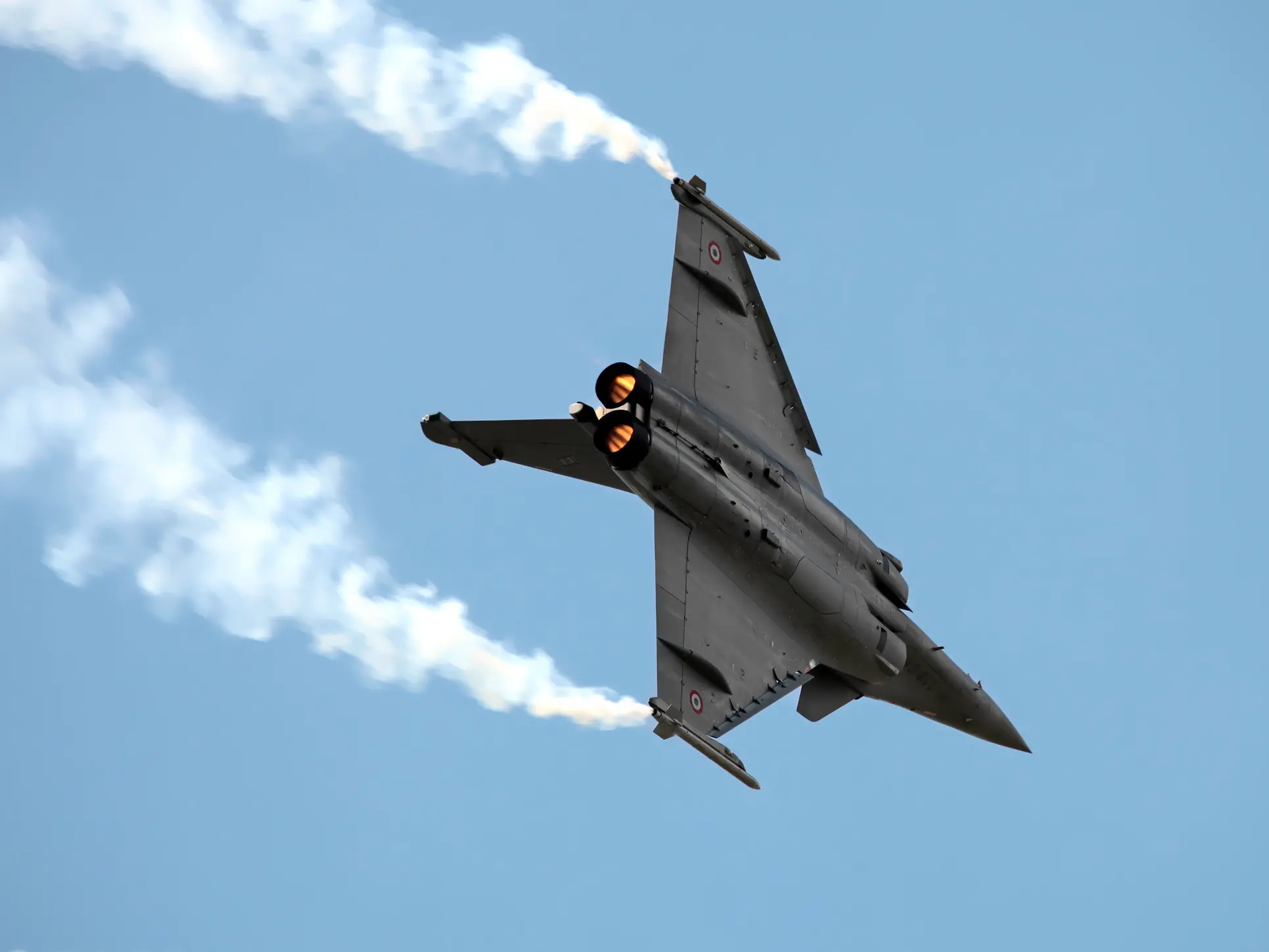 Why fighter jets burn more fuel at low altitude