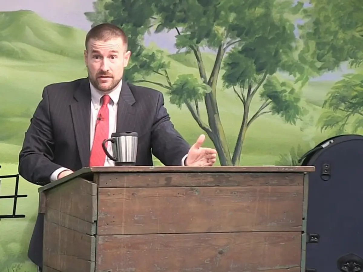 Phoenix pastor stirs controversy, says 'single mother w****s' don't deserve church money Phoenix pastor stirs controversy, says 'single mother w****s' don't deserve church money