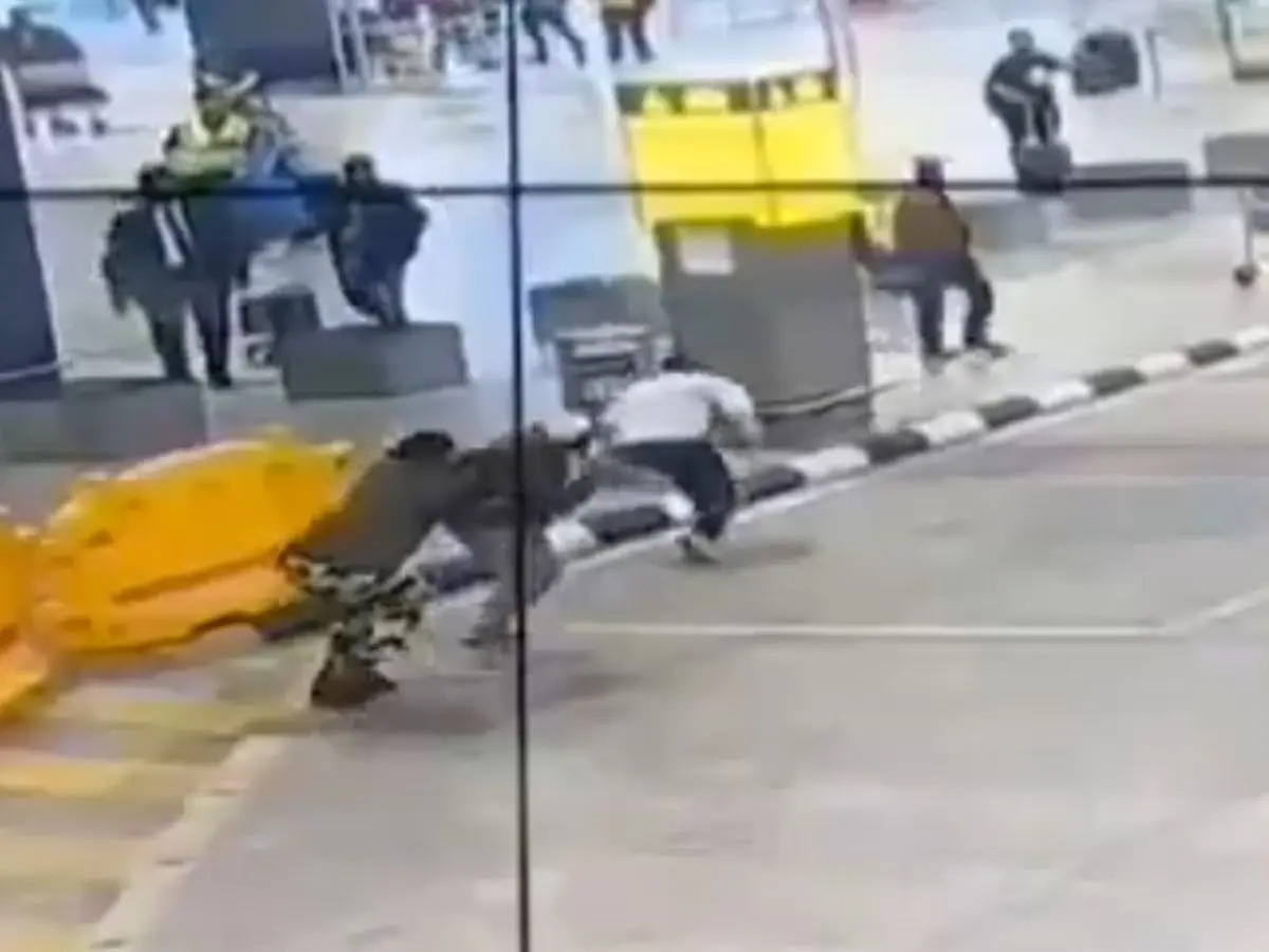 WATCH | CISF officer stops knife attack at Bengaluru airport – Here’s what happened WATCH | CISF officer stops knife attack at Bengaluru airport – Here’s what happened