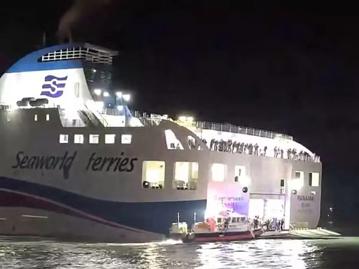 South Korean ferry with 267 aboard runs aground after helmsman reportedly distracted by phone