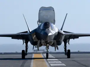 'The tailhook secret': How USS Abraham Lincoln stops fighter jets in around 315 feet