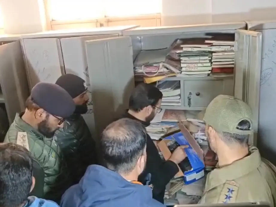 J&K police intensify locker checks in medical institutions; drive reaches Handwara after South Kashmir J&K police intensify locker checks in medical institutions; drive reaches Handwara after South Kashmir
