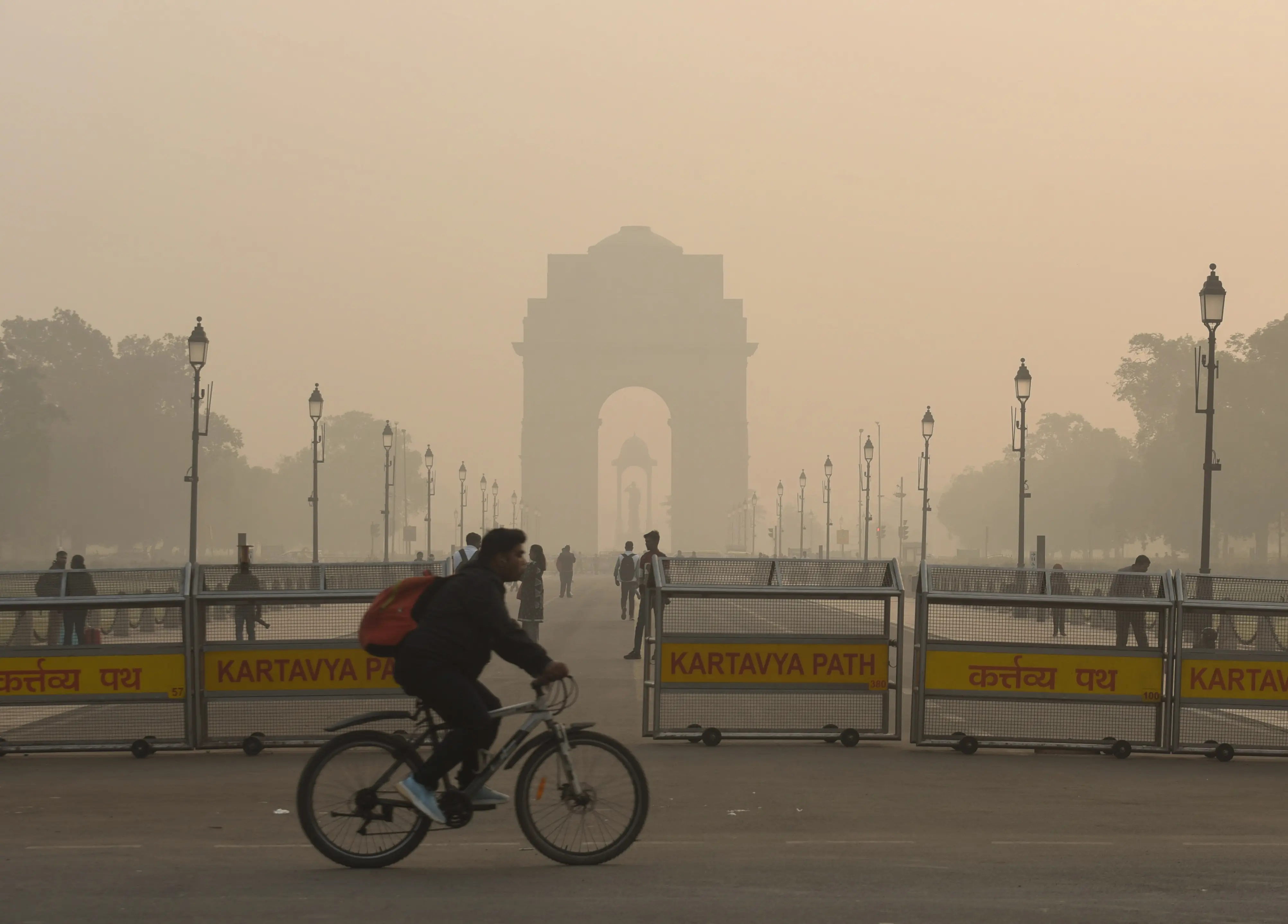 Delhi chokes! Air quality remains ‘very poor’ for 10th consecutive day in NCR; several areas cross 400 AQI mark