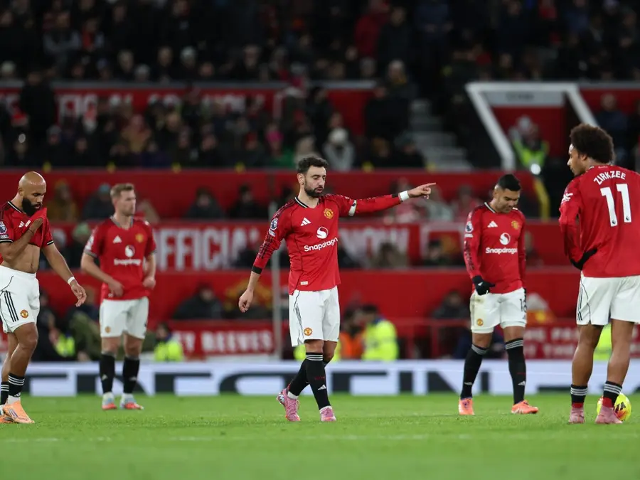 Premier League: Everton get red card but still manage to beat toothless Manchester United