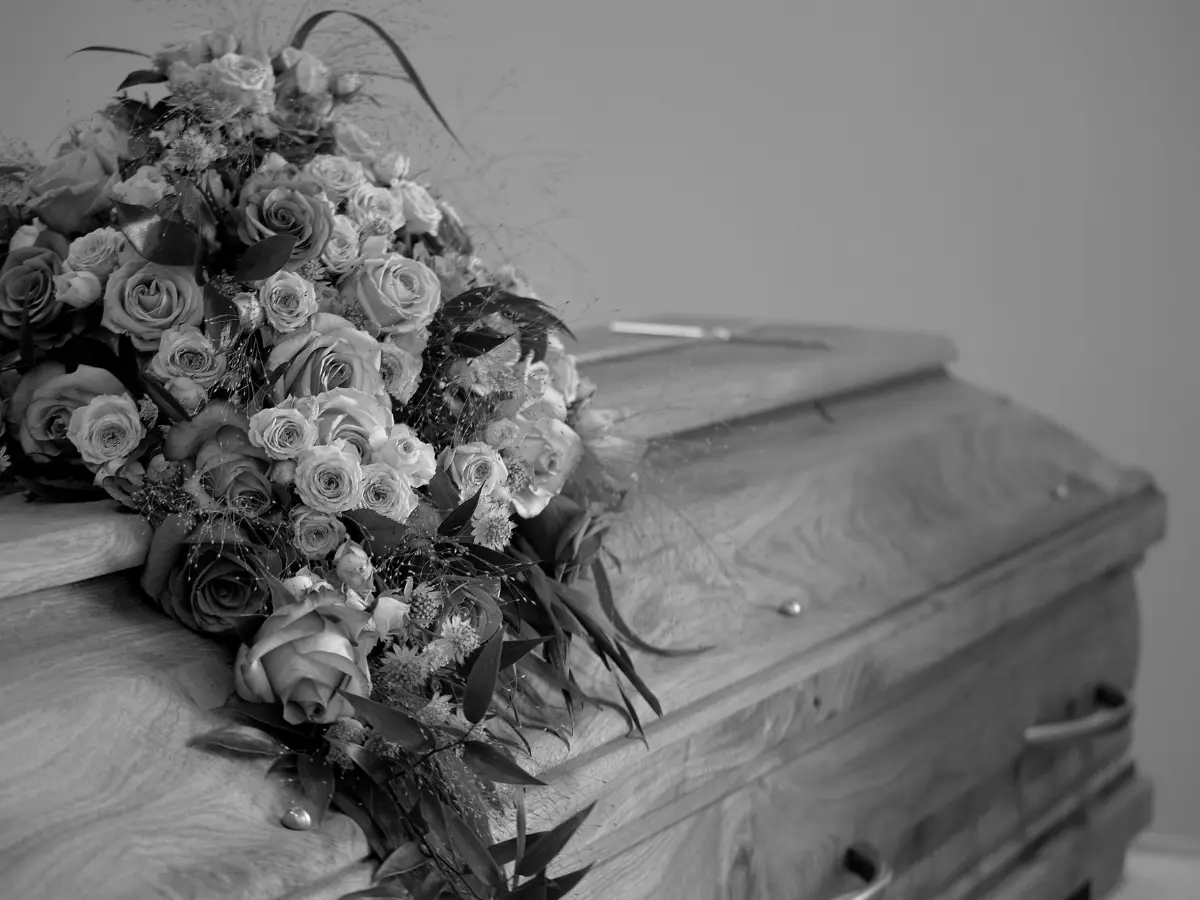 Back from the dead! Thai woman wakes up knocking inside her coffin on way to cremation Back from the dead! Thai woman wakes up knocking inside her coffin on way to cremation