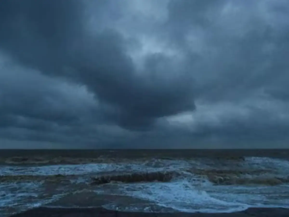 Both weather systems in Bay of Bengal to intensify; heavy rain warning for Tamil Nadu Both weather systems in Bay of Bengal to intensify; heavy rain warning for Tamil Nadu