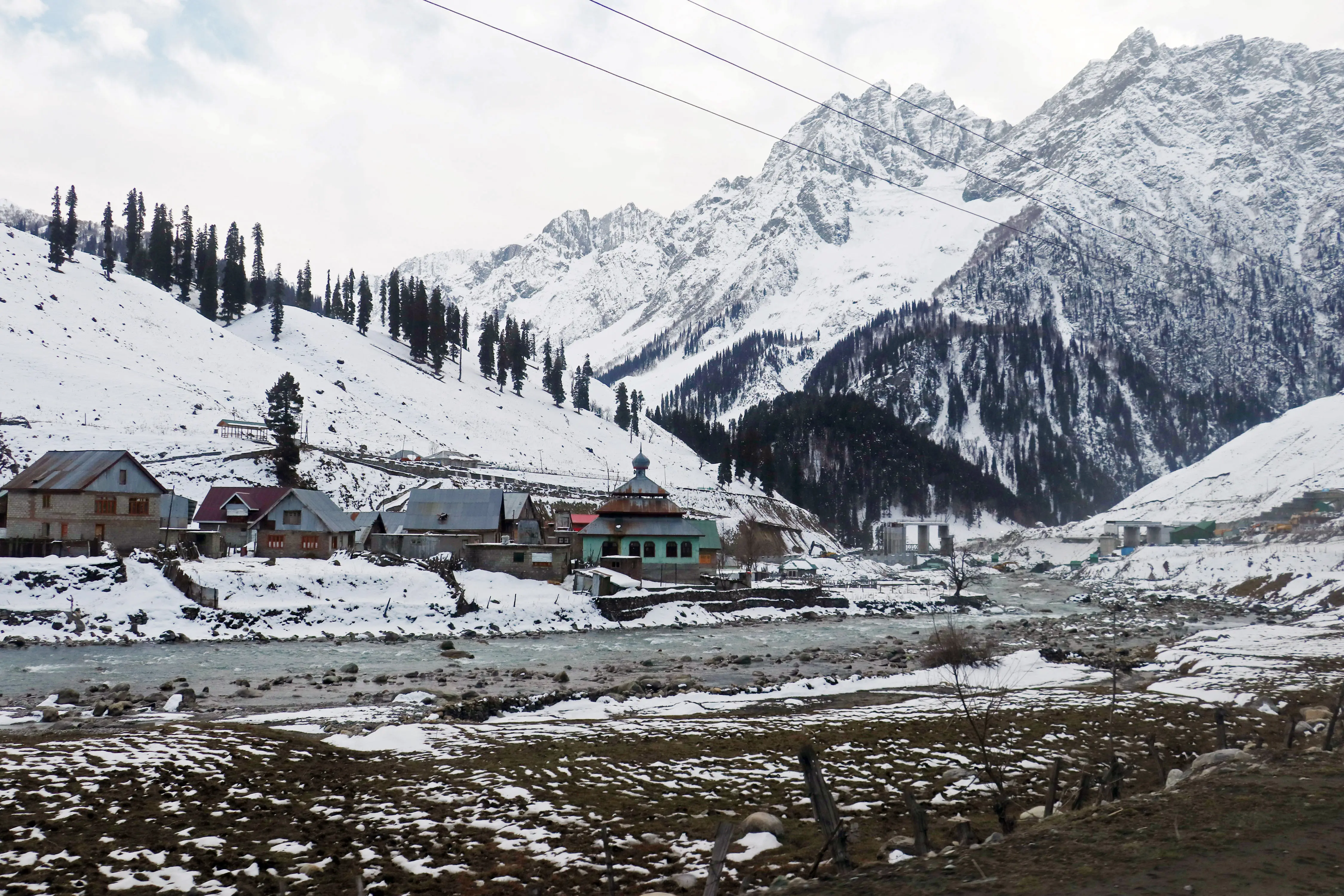 Mercury plunges further as Kashmir freezes under intense cold wave