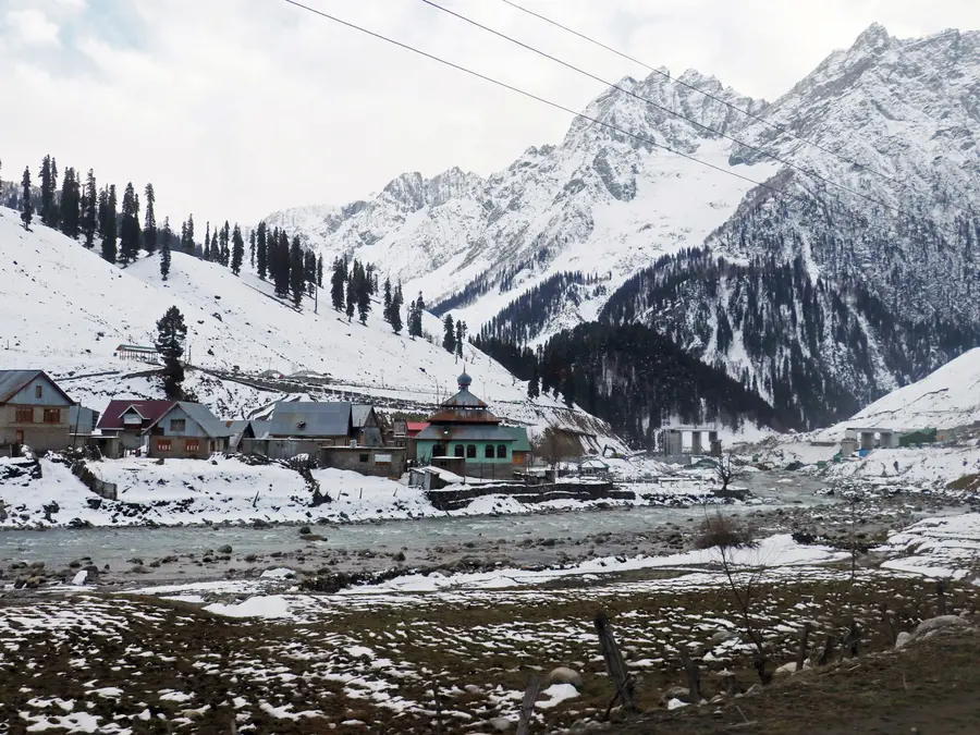 Mercury plunges further as Kashmir freezes under intense cold wave