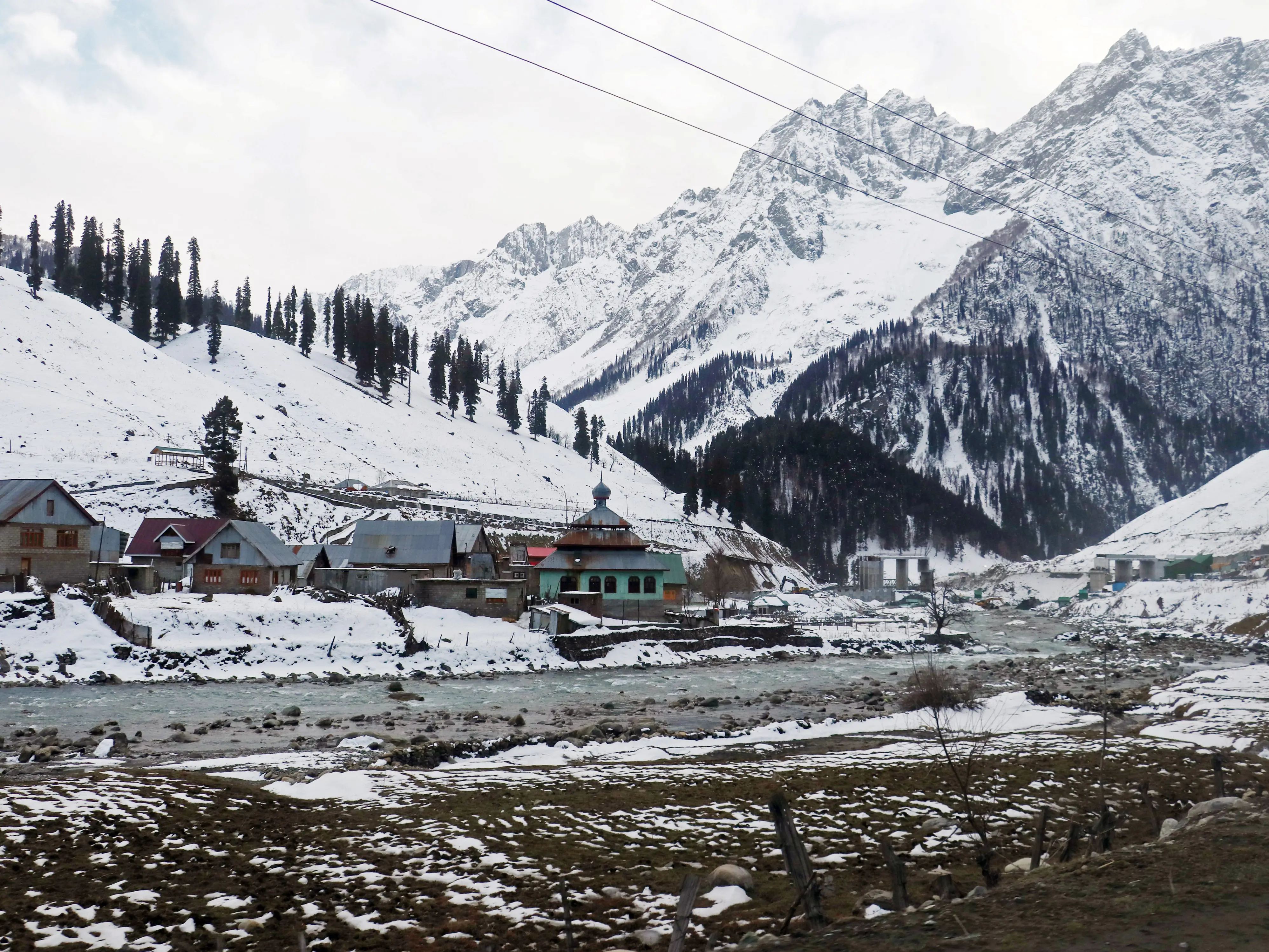 Mercury plunges further as Kashmir freezes under intense cold wave Mercury plunges further as Kashmir freezes under intense cold wave