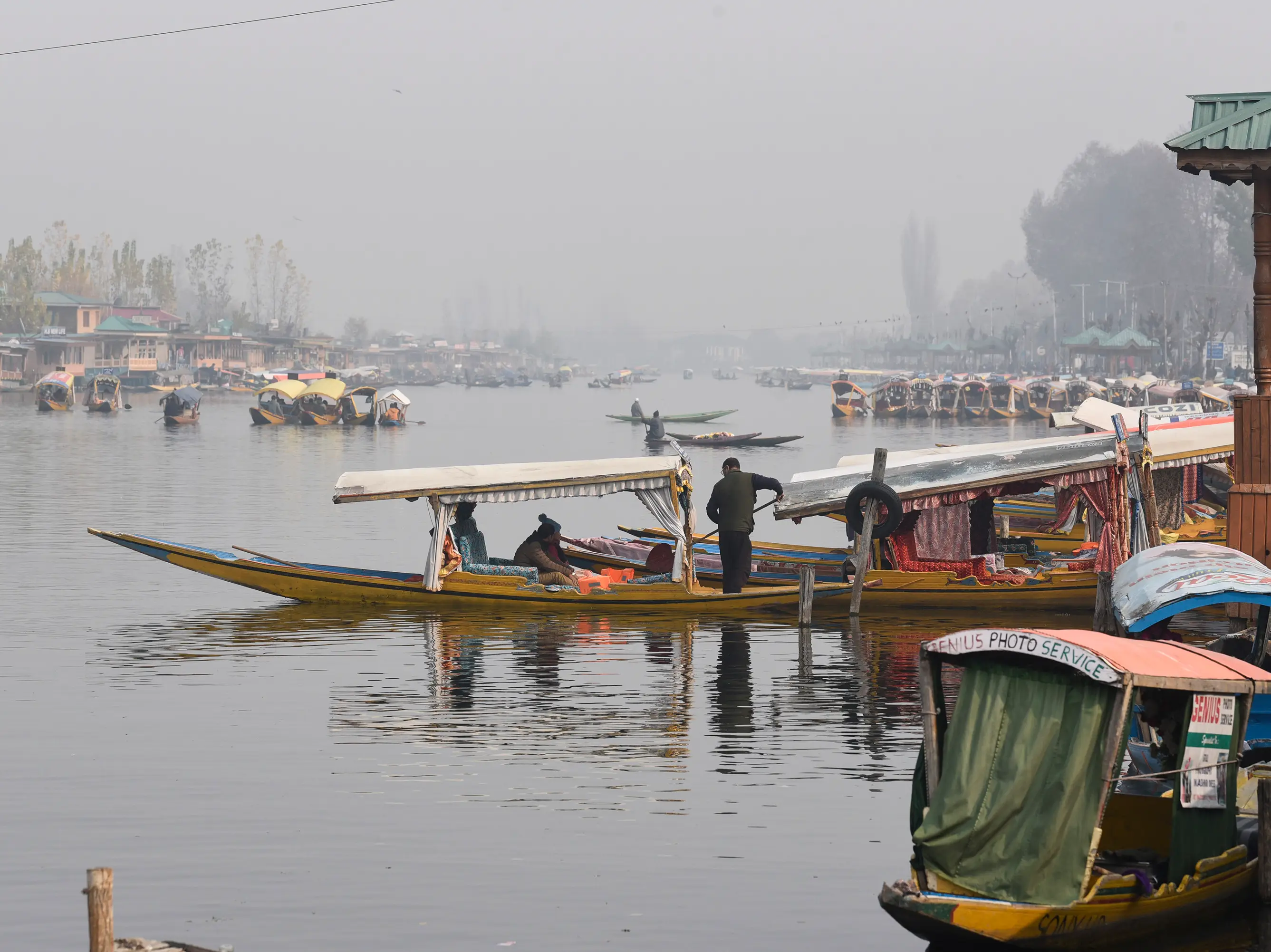 Kashmir shivers as winter bites early Kashmir shivers as winter bites early