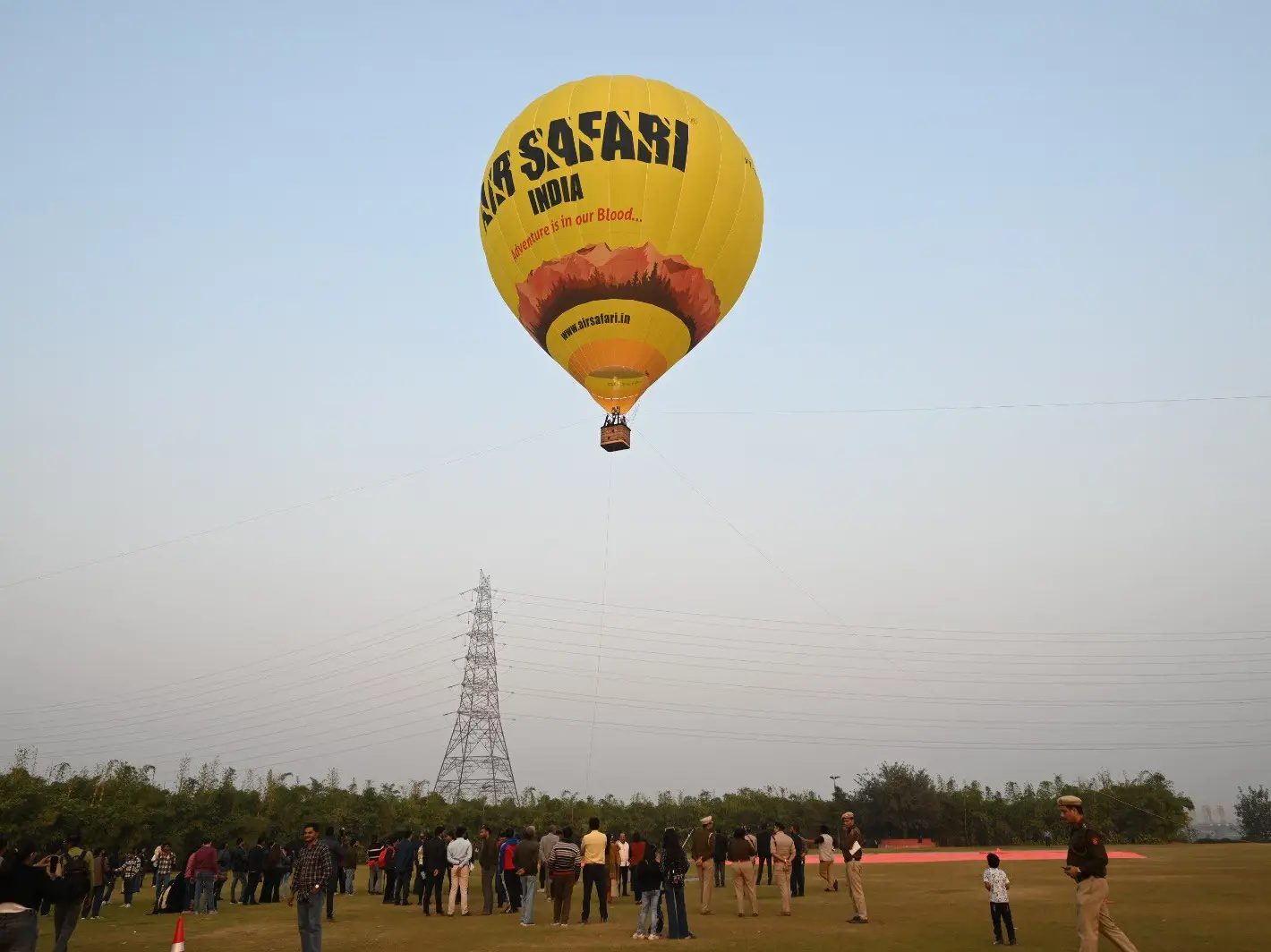 Netizens slam Delhi LG’s ‘tone deaf’ hot air balloon rides as city chokes under pollution Netizens slam Delhi LG’s ‘tone deaf’ hot air balloon rides as city chokes under pollution