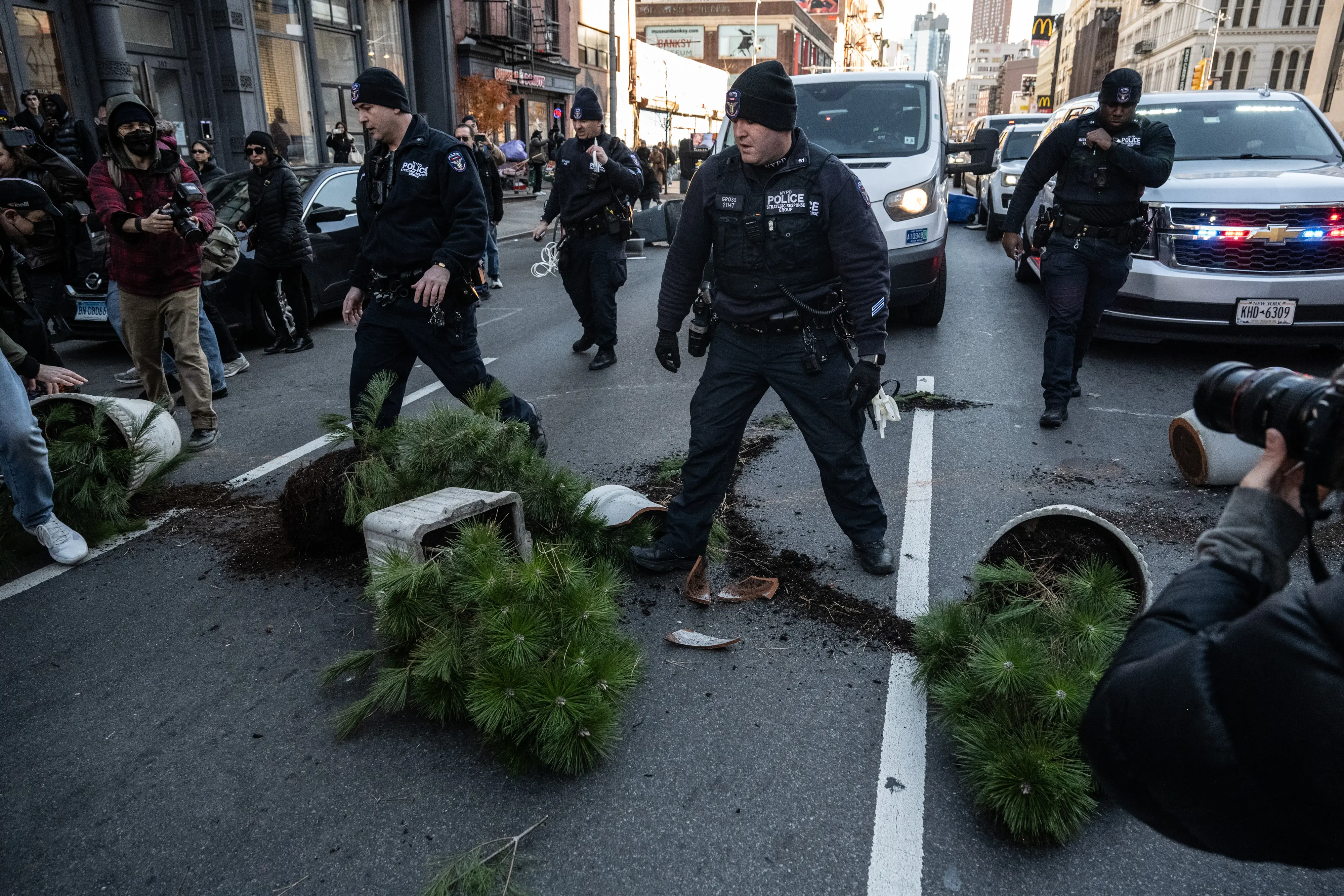 WATCH | Chaos takes over Manhattan’s Chinatown as anti-ICE protesters clash with cops