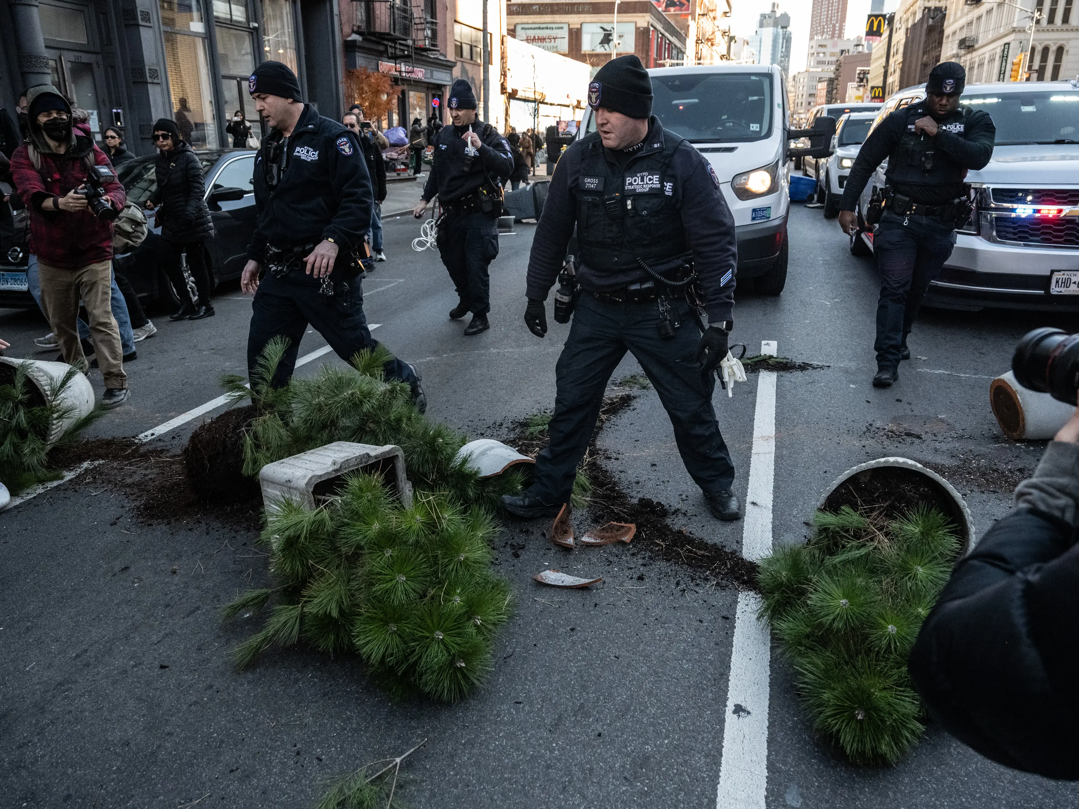 WATCH | Chaos takes over Manhattan’s Chinatown as anti-ICE protesters clash with cops WATCH | Chaos takes over Manhattan’s Chinatown as anti-ICE protesters clash with cops