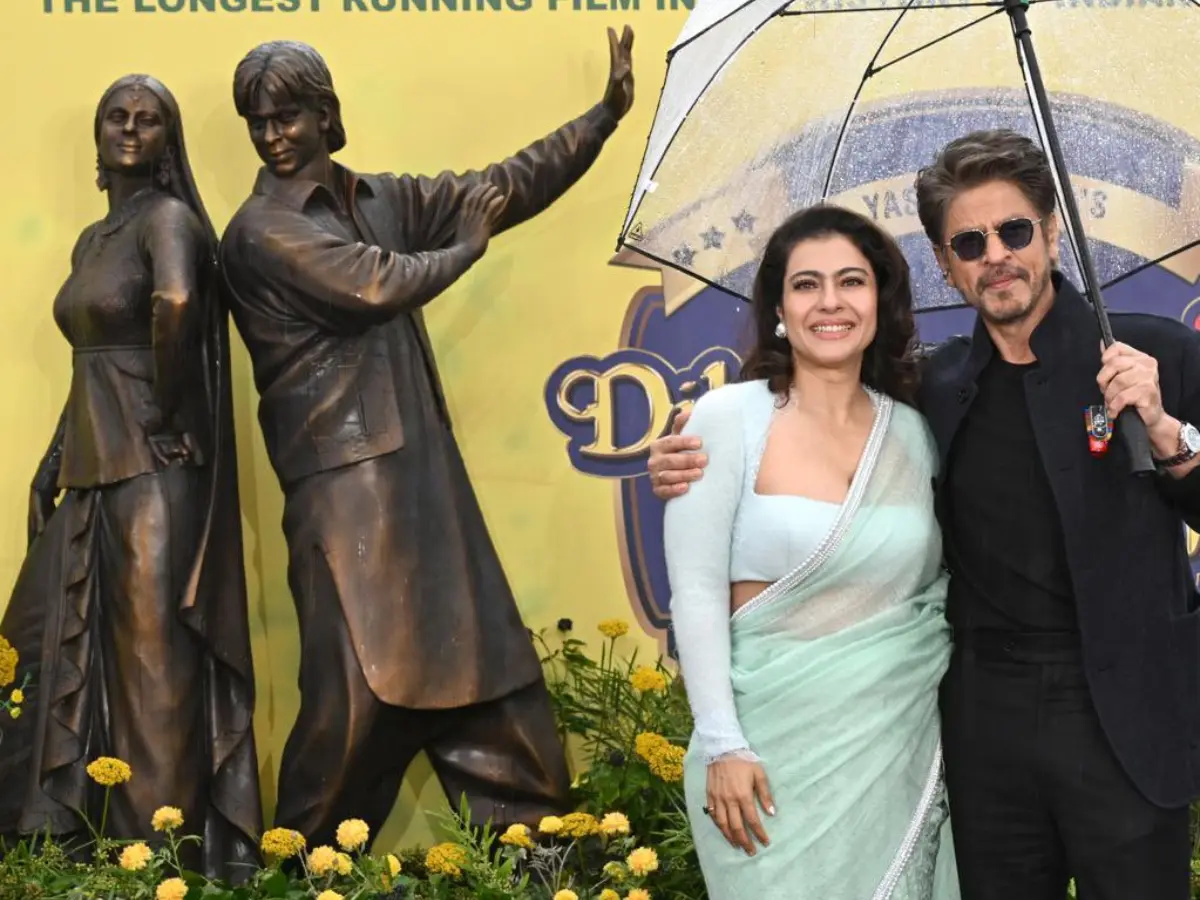 30 years of DDLJ! Shah Rukh Khan and Kajol unveil 'Raj-Simran' bronze statue in London 30 years of DDLJ! Shah Rukh Khan and Kajol unveil 'Raj-Simran' bronze statue in London