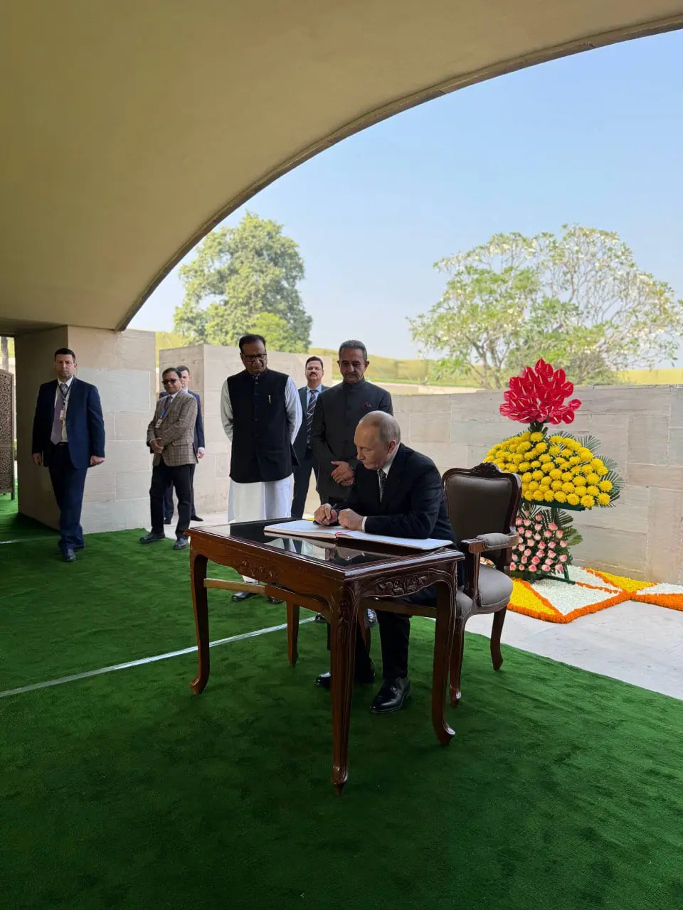 Vladimir Putin’s Rajghat words go viral! Here's what he wrote about Mahatma Gandhi