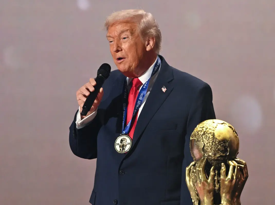 Gianni Infantino presents US President Donald Trump with FIFA Peace Award Gianni Infantino presents US President Donald Trump with FIFA Peace Award