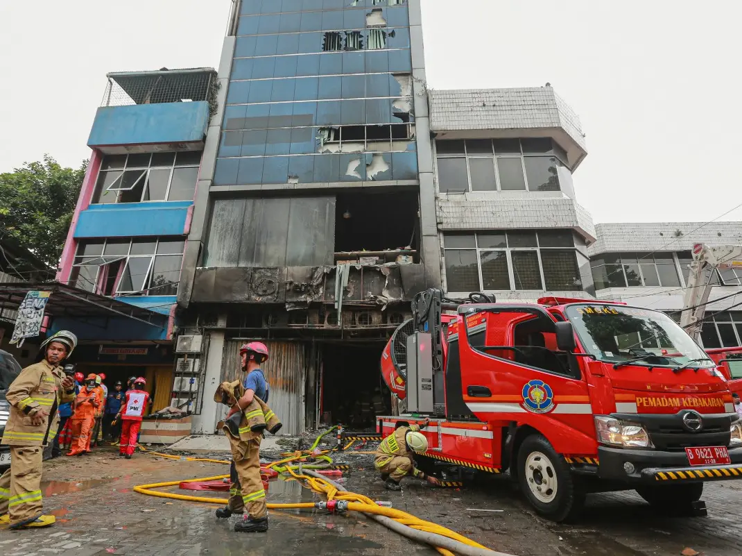 Massive fire erupts in Indonesian office building; at least 20 killed, many trapped Massive fire erupts in Indonesian office building; at least 20 killed, many trapped