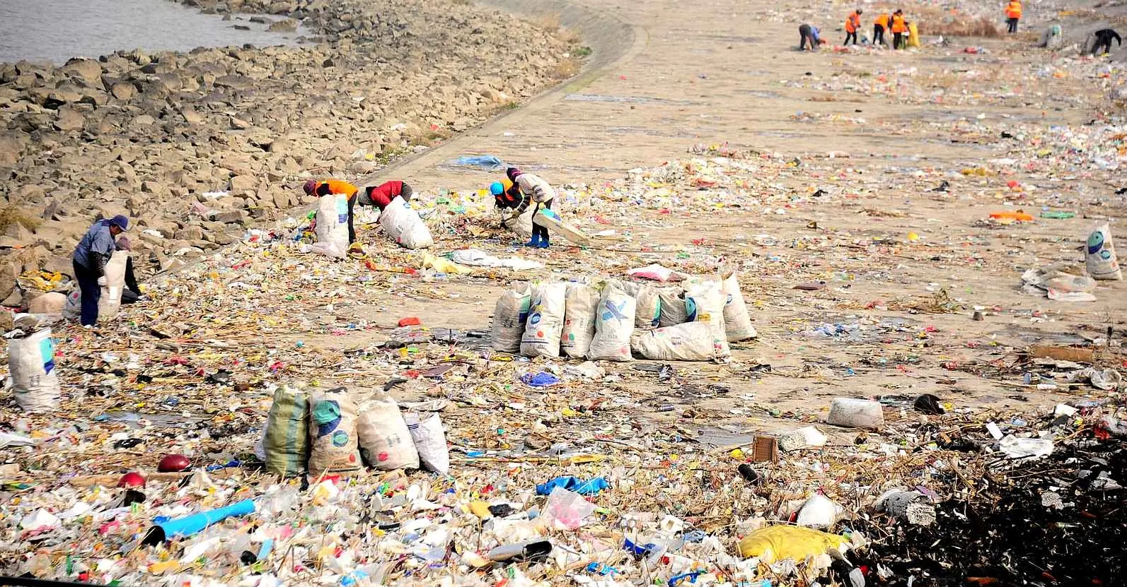 Yangtze River China - 330,000 Tonnes Annual Plastic Influx
