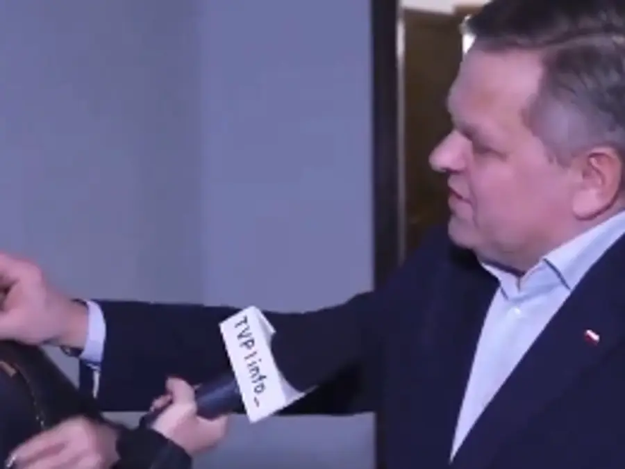 ‘If you can’t handle a reporter’s mic...’: Internet explodes after Polish senator attempts to remove female journo’s mic