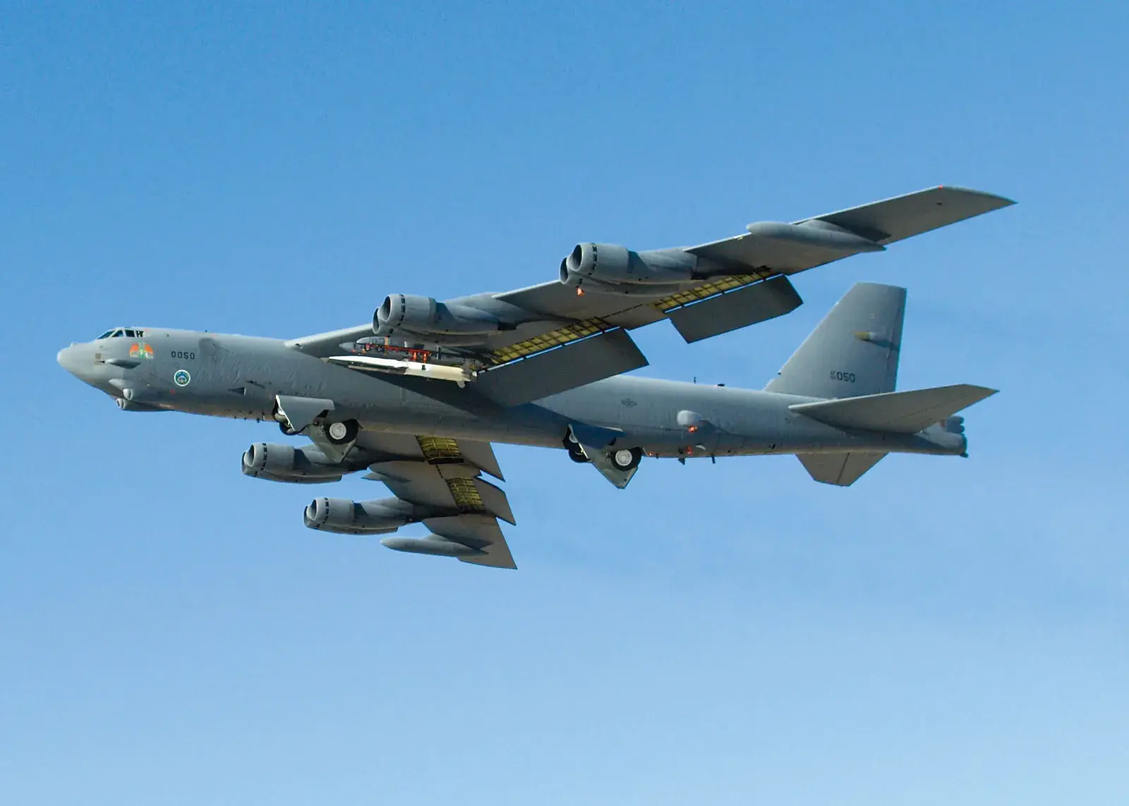 How long the B-52 bomber can fly with air refuelling?