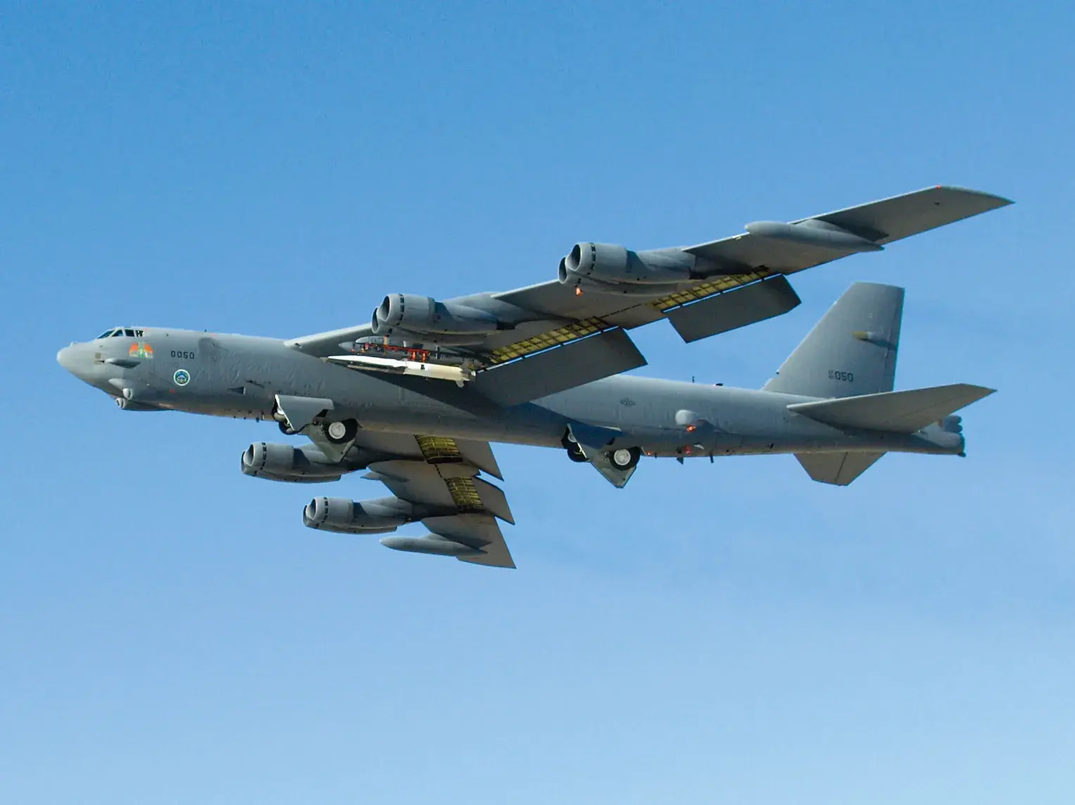 How long the B-52 bomber can fly with air refuelling?