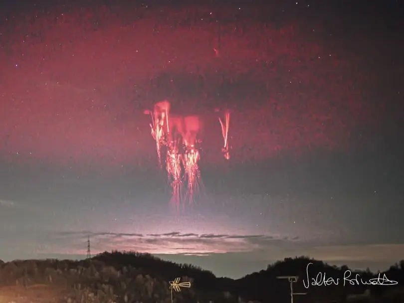 Rare lighting event captured on camera shows two atmospheric phenomena at once Rare lighting event captured on camera shows two atmospheric phenomena at once