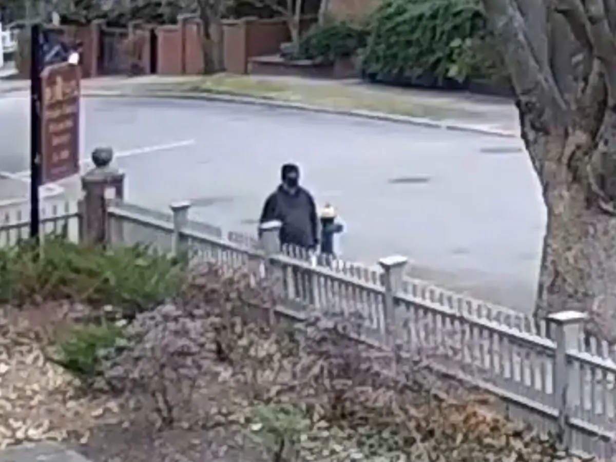 WATCH | New videos of Brown University shooting suspect released; FBI announces $50,000 bounty WATCH | New videos of Brown University shooting suspect released; FBI announces $50,000 bounty