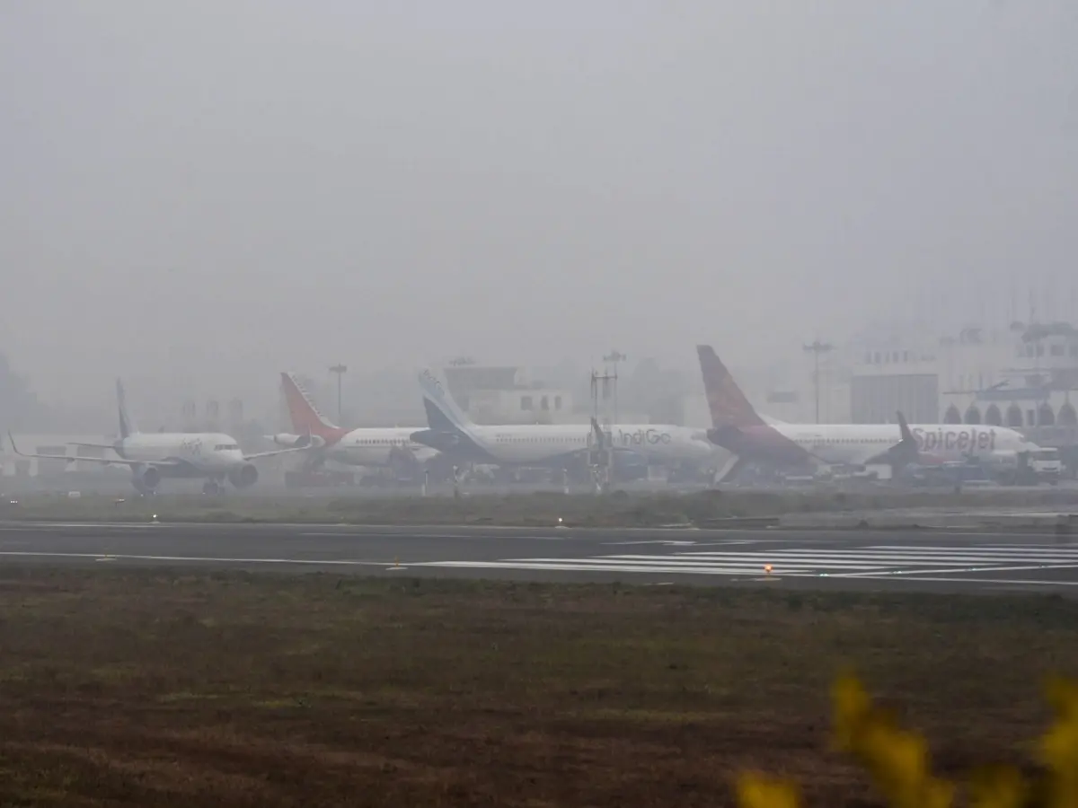 Delhi wakes up to thick layer of fog, advisory issued of possible flight disruptions Delhi wakes up to thick layer of fog, advisory issued of possible flight disruptions