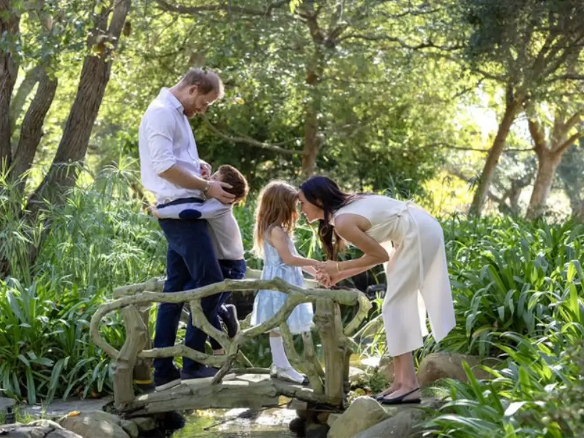 Prince Harry and Meghan Markle Share New Holiday Photo Featuring Prince Archie and Princess Lilibet