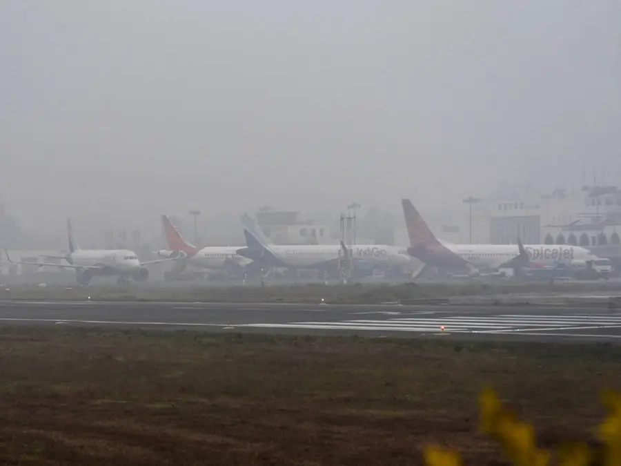 Dense fog in Delhi throws life out of gear, IMD issues orange alert as weather to get colder