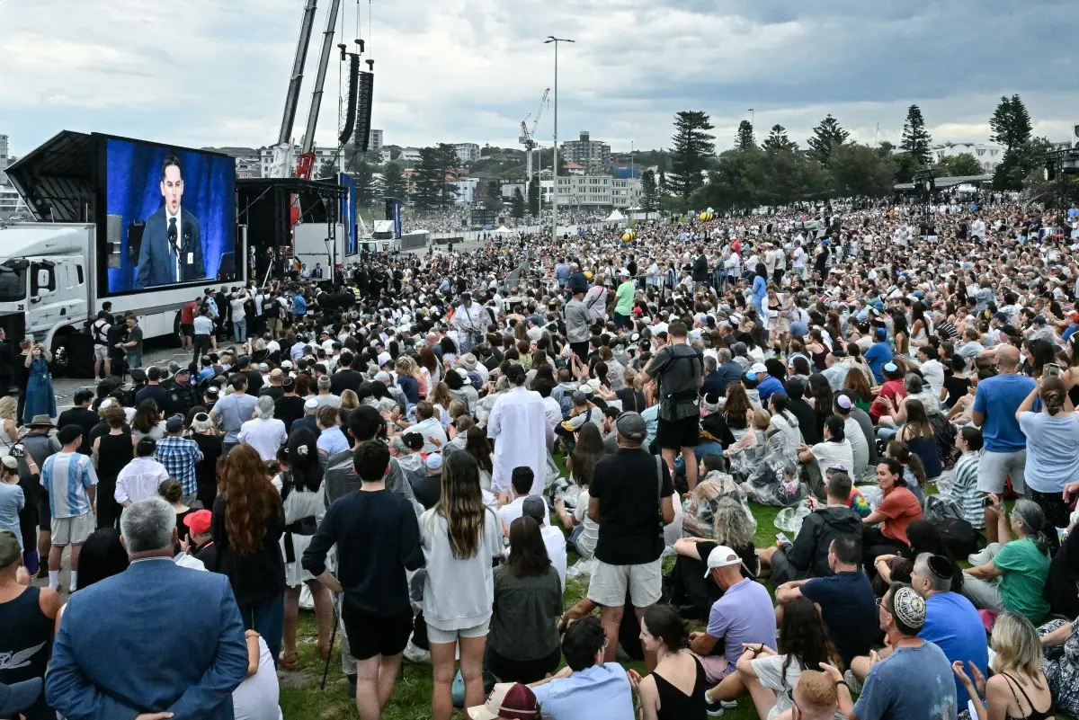 Thousands gather at Bondi Beach