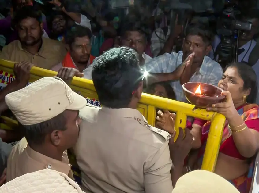 Chaos at Thiruparankundram during Islamic event; public protest for Deepam lighting Chaos at Thiruparankundram during Islamic event; public protest for Deepam lighting