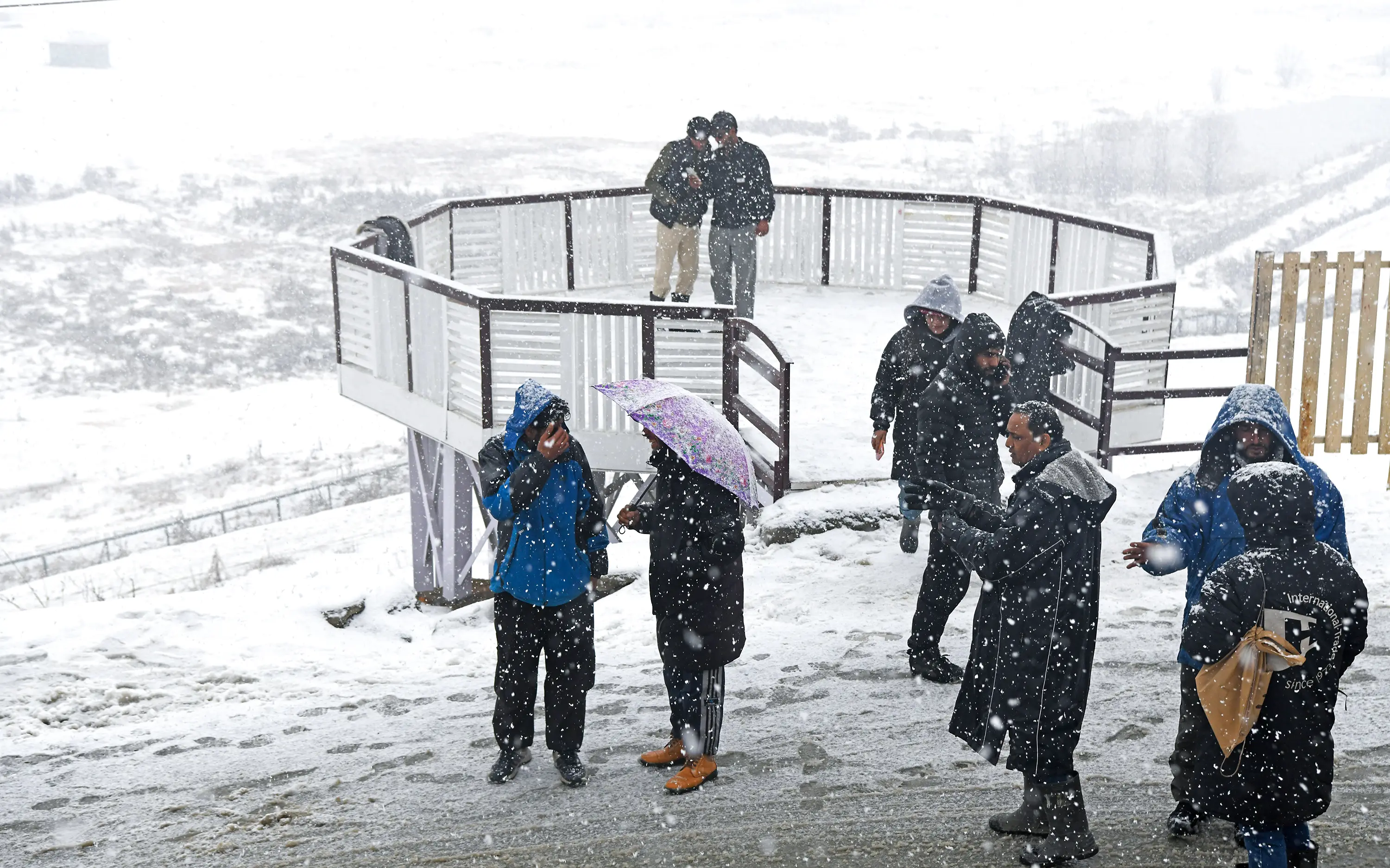 Fresh snowfall triggers low-danger avalanche warning in five J&K districts as Gulmarg sees tourism revival