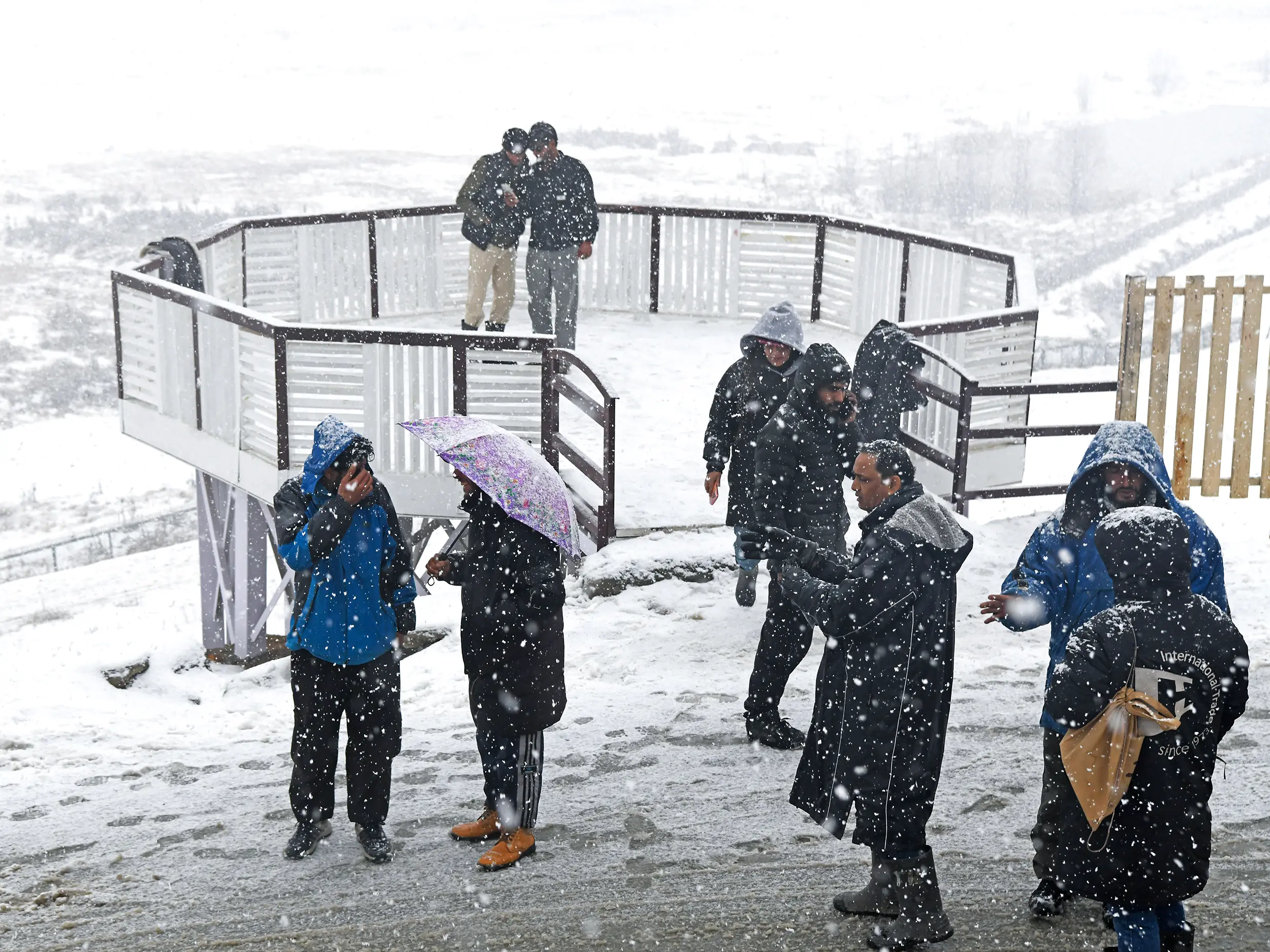 Fresh snowfall triggers low-danger avalanche warning in five J&K districts as Gulmarg sees tourism revival Fresh snowfall triggers low-danger avalanche warning in five J&K districts as Gulmarg sees tourism revival