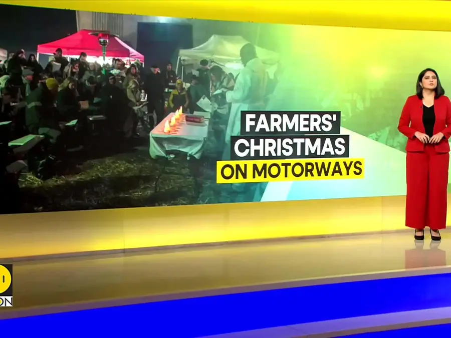 French Farmers Continue Motorway Blockades, Celebrate Christmas at Protest Sites 