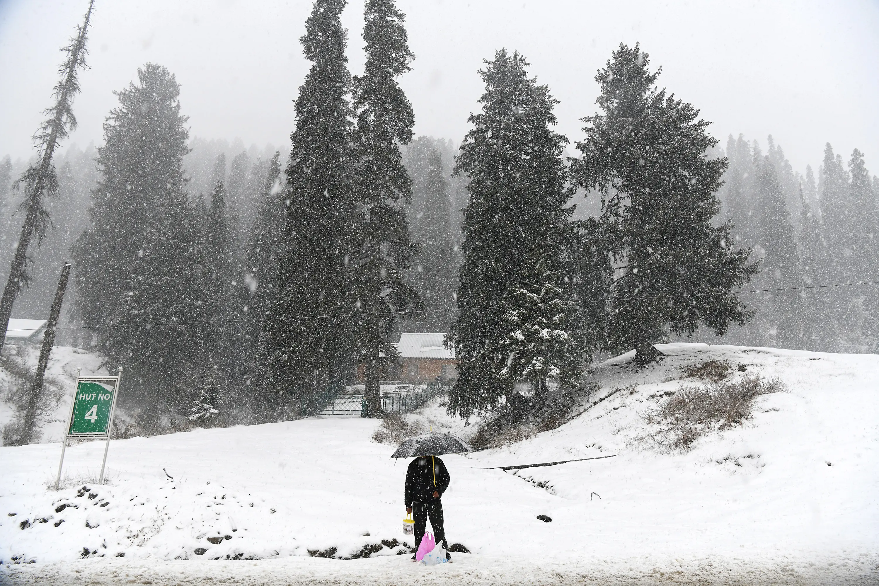 Kashmir gripped by intense cold wave conditions, hopes pinned on New Year snow for tourism revival