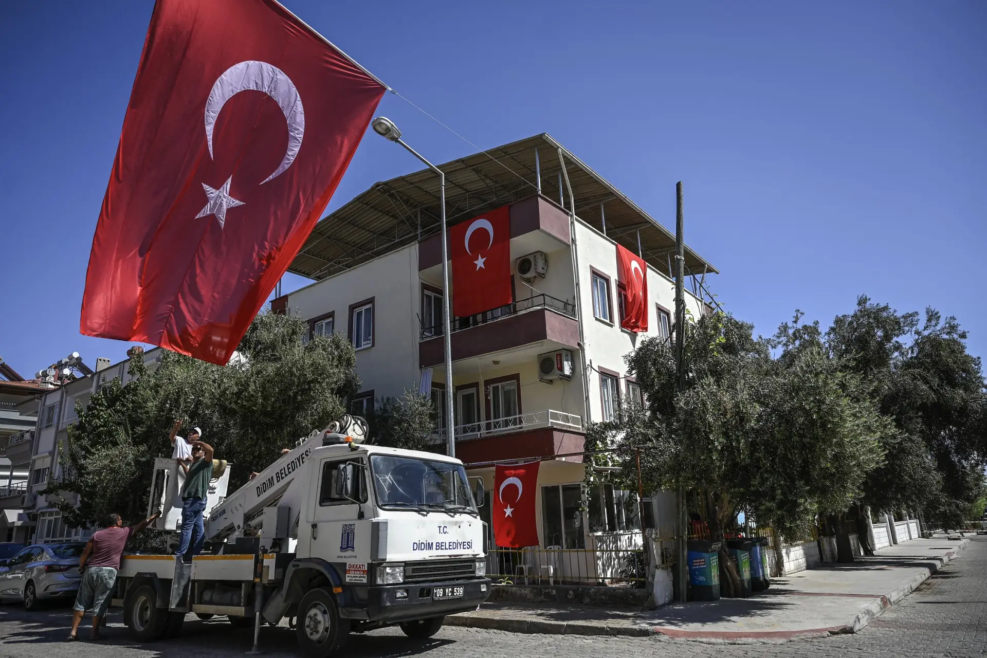 Turkey thwarts planned attacks on Christmas, arrests over 100 Islamic State group suspects. Details inside